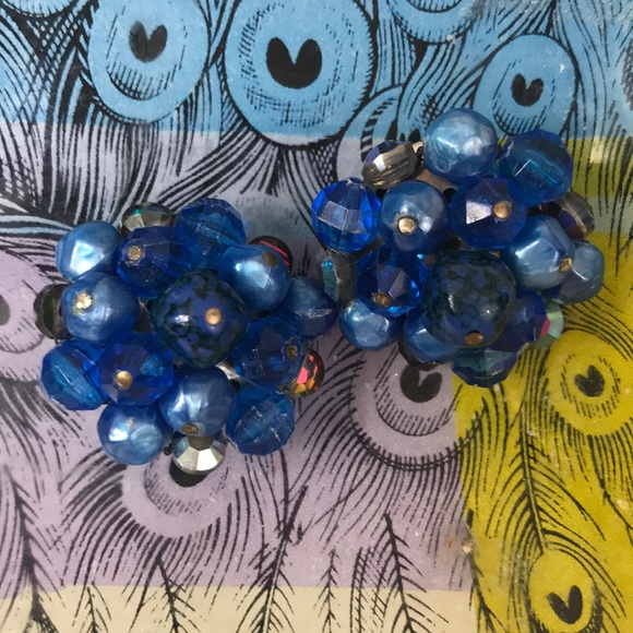 Vintage Clip On Earrings - Picture 3 of 9